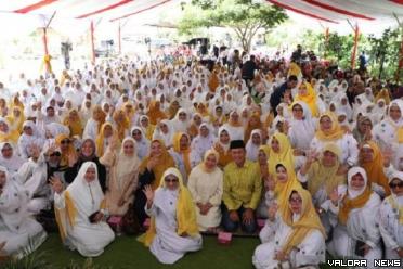 Wakil Gubernur Sumatera Utara, Musa Rajekshah foto bersama dengan peserta pengajian akbar MTP IPHI Sumut dan kabupaten/kota, di Desa Siguci, Talun Kenas, Deliserdang, Sabtu. (humas)