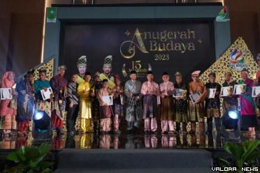 Gubernur Riau, Syamsuar bersama Kadisbud Riau, Raja Yoserizal Zen dan para peraih anugerah budaya pada kegiatan Anugerah Budaya Riau tahun 2023. (humas)