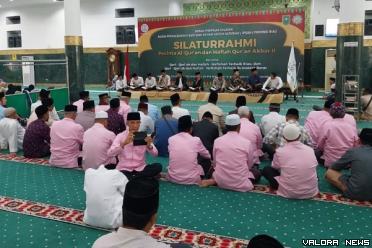 Asisten I Setdaprov Riau, Masrul Kasmy memberikan sambutan pada silaturahmi pecinta al Quran dan Haflah Quran Akbar II di Mesjid Raya An Nur Riau, Sabtu. (humas)