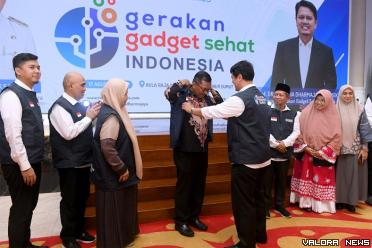 Kepala Dinas Kominfo Sumut, Ilyas Sitorus pasangkan jaket pada Pengurus Pusat Gerakan Gadget Sehat Indonesia (GGSI) di Aula Raja Inal Siregar, lantai 2 Kantor Gubernur Sumut, Medan, Sabtu. (kominfo)