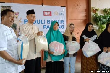 Wakil Ketua DDII Sumbar, H Anisral bersama kelompok masyarakat korban banjir Kota Padang, menerima bantuan paket Sembako dari hamba Allah melalui Laznas Dewan Da'wah Pusat. (*)