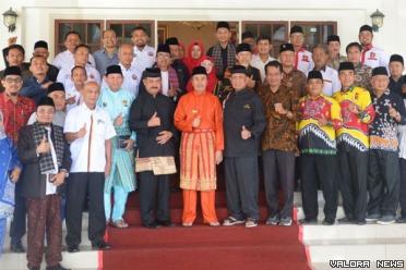 Gubernur Riau, Syamsuar dan jajaran, foto bersama dengan Ketua LKAAM Sumbar, Fauzi Bahar dt Nan Sati beserta rombongan, usai rencana pemberian anugerah gelar adat ke Syamsuar, di Pekanbaru, Rabu. (humas)