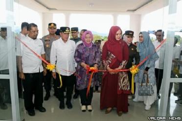 Ketua TP PKK Sumut, Nawal Lubis bersama Ketua TP PKK Kabupaten Tapsel Rosalina Dolly Pasaribu, menggunting pita sebagai tanda diresmikannya Mess Sipirok milik Pemprov Sumut, di Dano Situmba, Desa Kilang Papan, Kecamatan Sipirok, Tapsel, Rabu. (humas)