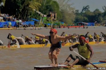 Salah seorang anak yang berfungsi sebagai penari saat saat jalur melaju kencang di Festival Pacu Jalur, Kuansing. Peran ketiganya, berbeda-beda. Mereka yakni penari anak pacu, timbo ruang dan tukang onjai. (humas)