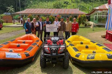 Executive General PT AP II KC Minangkabau, Siswanto menyerahkan fasilitas pendukung wisata air bagi Desa Wisata Simarasok, Agam, Kamis. (humas)