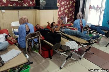 Kegiatan donor darah jadi bagian kegiatan menyeramakan HUT SP II Bandara Internasional Minangkabau (BIM) ke-24, Jumat. (humas)