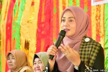 Plt Ketua Bundo Kanduang Agam, Yenni Andri Warman sosialisasikan adat budaya Minang bagi siswa dan majelis guru di SMPN 4 Kecamatan Ampek Nagari, Kamis. (humas)