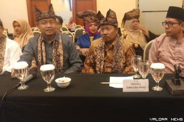 Bupati Agam, Andri Warman bersama Amril Sutan Chaniago (maestro Situpai Janjang), Doni Candra (Wali Nagari Tigo Koto Silungkang) menghadiri sidang penetapan WBTBI Tahun 2023 di Jakarta, Rabu. (humas)
