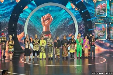 Desa Muntei (kanan) saat dinobatkan sebagai juara I Desa Wisata kategori Juara 1 Kategori Daya Tarik Pengunjung pada ajang ADWI Tahun 2023 di TMII Jakarta, Ahad malam. (humas)