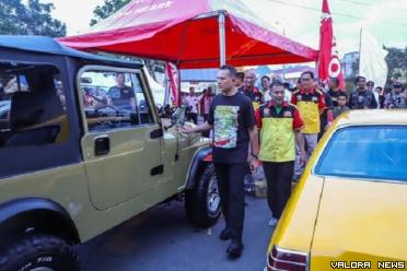Wagub Sumatera Utara, Musa Rajekshah berkeliling melihat mobil VW pada Jamnas Volkswagen (VW) Indonesia ke-52 di Pekan Raya Sumatera Utara (PRSU), Sabtu. (humas)