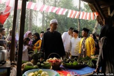 Wagub Sumatera Utara, Musa Rajekshah menikmati aneka jajanan yang tersedia di Pasar Kamu di Desa Denai Lama, Ahad. Desa ini merupakan desa wisata unggulan di Sumatera Utara. (humas)