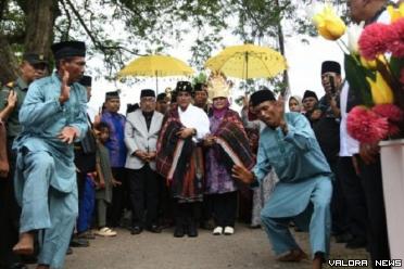 Ahli waris Makam Namora Pande Bosi, tokoh adat dan tokoh masyarakat Kelurahan Sigalangan, Kecamatan Batang Angkola, Tapanuli Selatan, sambut kedatangan Gubernur Sumut, Edy Rahmayadi dan Ketua TP-PKK, Nawal Lubis, Rabu. (humas)
