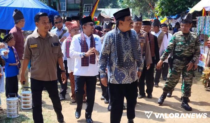 Anggota DPRD Sumbar, Arkadius bersama Eka Putra (Bupati Tanah Datar) saat menghadiri Alek 1000 Sia di Nagari Atar, kecamatan Tanjung Emas, Sabtu. (humas)