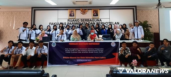 Tim dosen Departemen Akuntansi dan Manajemen FEB UNP, foto bersama dengan 34 orang peserta Program Kemitraan Masyarakat (PKM) yang digelar di aula Fakultas Pariwisata dan Perhotelan UNP, 1-2 September 2023. (istimewa)