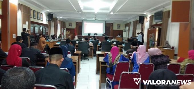 Suasana rapat paripurna DPRD Bukittinggi yang mengesahkan tiga buah Ranperda sepanjang Kamis dan Jumat ini. (hamriadi)