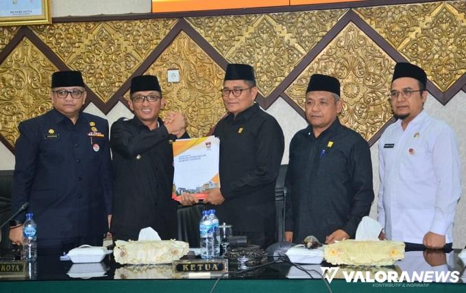 Ketua DPRD Padang, Syafrial Kani disaksikan pimpinan lainnya menyerahkan berita acara pengesahan perubahan APBD Padang 2023 pada Wako Padang, Hendri Septa didampingi Andree Algamar (Sekda), dalam rapat paripurna, Jumat. (humas)