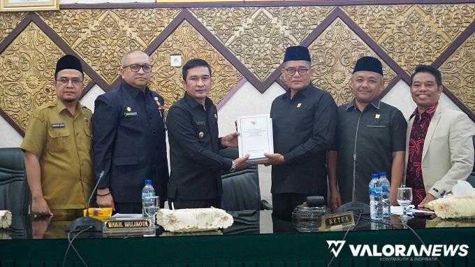 Ketua DPRD Padang, Syafrial Kani didampingi Arnedi Yarmen dan Ilham Maulana, menerima nota pengantar Ranperda APBD Padang 2024 dari Wawako, Ekos Albar pada rapat paripurna, Senin. Ikut mendampingi Sekda Andre Algamar dan Sekwan, Hendrizal Azhar. (humas)