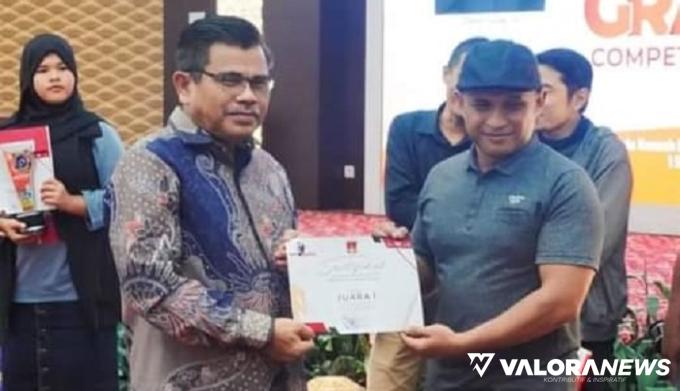 Sekda Bukittinggi, Martias Wanto menyerahkan penghargaan pada pemenang Photography Competition 2023 dengan tema 'Atraksi Budaya dan Kuliner Kota Bukittinggi,' Jumat malam. (hamriadi)