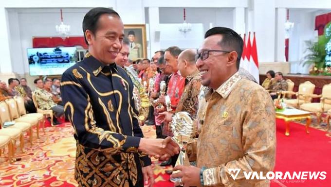 Bupati Tanah Datar, Eka Putra menerima penghargaan TPID Award 2023 dari Presiden Joko Widodo di Istana Negara, Kamis. (humas)