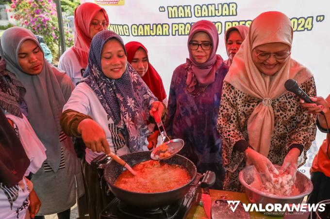 Ibu-ibu warga Komplek Kuala Nyiur II di Kelurahan Pasie Nan Tigo, sedang praktek pembuatan Bola Ayam Krispi yang dilatih Sukarelawan Mak Ganjar Sumatera Barat, Kamis (31/8/2023).
