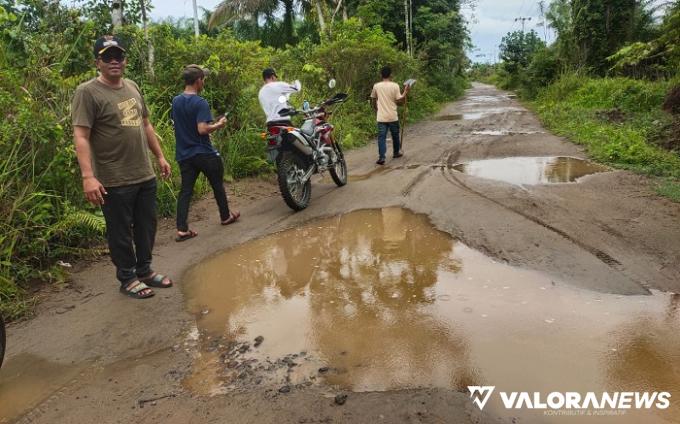 Jalan tanah disertai genangan di badan jalan, merupakan pemandangan sehari-hari di Jorong Katiagan, Nagari Katiagan, Kecamatan Kinali. (robi irwan)