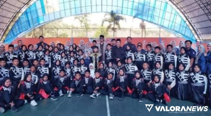 Wali Kota Bukittinggi, Erman Safar foto bersama dengan Team Marchingband Bahana Sarumpun Baniah usai gelar konser pamit di Gor Bermawi, Senin. (hamriadi)