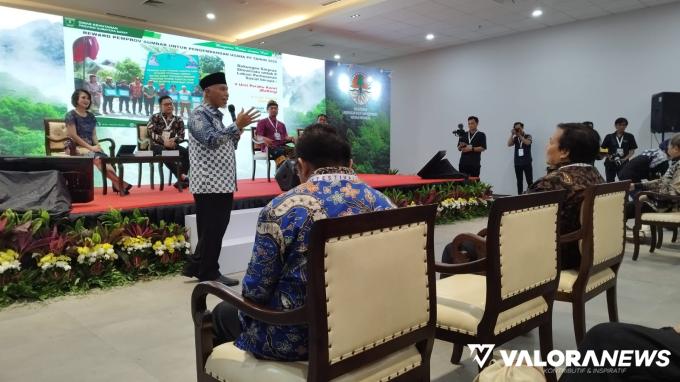Gubernur Sumbar, Mahyeldi saat jadi narasumber penanggap pada talk show 'Prospek Multiusaha Rakyat Menuju Pembangunan Hijau," yang dihelat KLHK di Indonesia Arena Gelora Bung Karno, Sabtu. (humas)