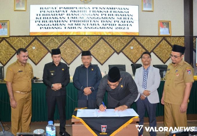 Ketua DPRD Padang, Syafrial Kani disaksikan Ekos Albar (Wawako Padang) dan unsur pimpinan lainnya, menandatangani berita acara persetujuan perubahan KUA PPAS Padang 2023, pada sidang paripuna, Senin. (humas)