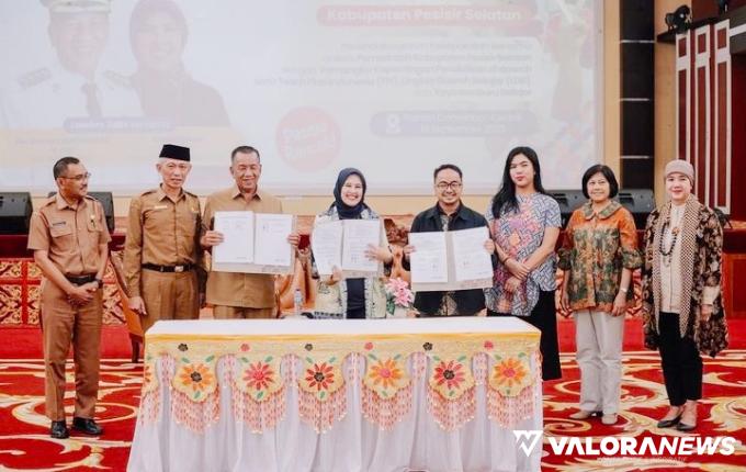 Bupati Pessel Rusma Yul Anwar bersama tiga lembaga pendidikan, yakni: TFI, LDB, dan YGB di Painan, usai menandatangani Kerjasama, Senin (18/09/2023). Foto: Dok Prokopim Setda Pessel