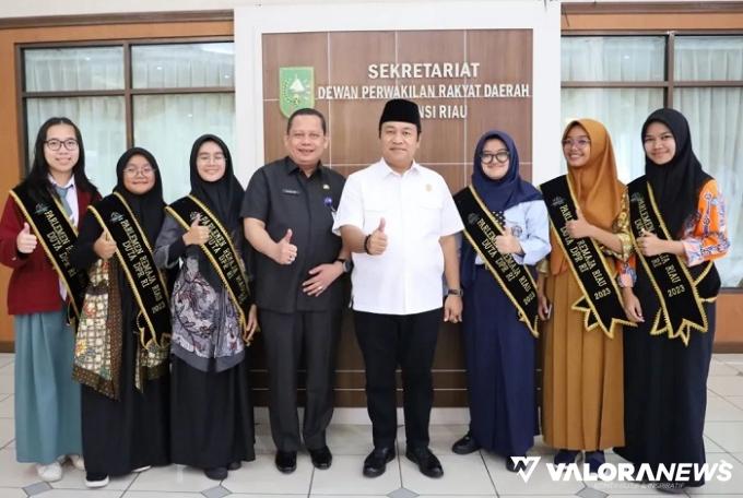 Ketua DPRD Riau, Yulisman didampingi Plh Sekretaris DPRD Riau, Khuzairi foto bersama dengan Parlemen Remaja utusan Riau, di Ruang Rapat Ketua DPRD, Kamis. (humas)