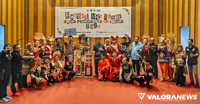 Panitia FMS 2023 beserta sejumlah tokoh dan peserta, foto bersama usai Grand Final di Padang, Kamis sore. (istimewa)