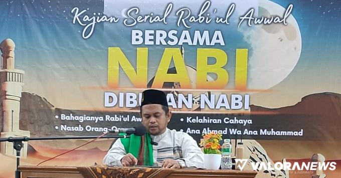 Penanggung jawab Syar&#039;i Kuttab Al Fatih Padang, Ustad Muhammad Hafis Safitri saat mengisi kajian serial Rabi&#039;ul Awal dengan tema &quot;Bersama Nabi di Bulan Nabi,&quot; yang digagas Kuttab Al Fatih Padang, di Masjid Al Azhar UNP, Ahad pagi.