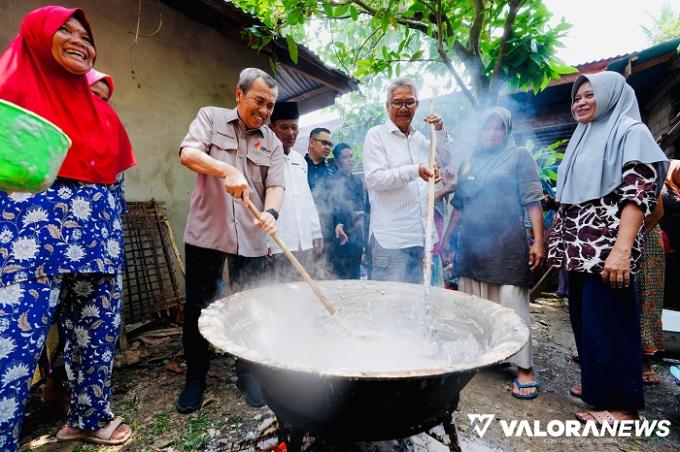 Gubernur Riau, Syamsuar ikut mengadon Konji Karayak bersama emak-emak, saat Kunjungan Kerja (Kunker) ke Kabupaten Kuantan Singingi (Kuansing), Sabtu. (humas)