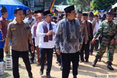 Anggota DPRD Sumbar, Arkadius bersama Eka Putra (Bupati Tanah Datar) saat menghadiri Alek 1000 Sia di Nagari Atar, kecamatan Tanjung Emas, Sabtu. (humas)