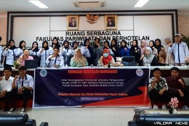 Tim dosen Departemen Akuntansi dan Manajemen FEB UNP, foto bersama dengan 34 orang peserta Program Kemitraan Masyarakat (PKM) yang digelar di aula Fakultas Pariwisata dan Perhotelan UNP, 1-2 September 2023. (istimewa)