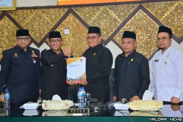 Ketua DPRD Padang, Syafrial Kani disaksikan pimpinan lainnya menyerahkan berita acara pengesahan perubahan APBD Padang 2023 pada Wako Padang, Hendri Septa didampingi Andree Algamar (Sekda), dalam rapat paripurna, Jumat. (humas)