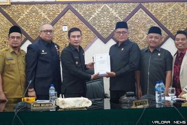 Ketua DPRD Padang, Syafrial Kani didampingi Arnedi Yarmen dan Ilham Maulana, menerima nota pengantar Ranperda APBD Padang 2024 dari Wawako, Ekos Albar pada rapat paripurna, Senin. Ikut mendampingi Sekda Andre Algamar dan Sekwan, Hendrizal Azhar. (humas)