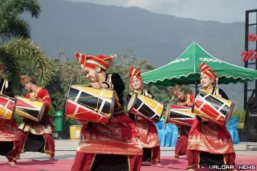 Atraksi tambua tansa warnai pembukaan Festival Pesona Danau Maninjau tahun 2023 di Linggai Park, Jumat. Event ini dibuka Sekda Agam, Edi Busti. (humas)