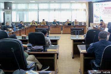 Ketua DPRD Sumbar, Supardi didampingi Syaifullah (Kadis Kebudayaan Sumbar) memberikan keterangan pers tentang agenda Festival Warisan Budaya Tak Benda akan dihelat di Kota Payakumbuh, tanggal 12-17 Oktober 2023, Senin. (humas)