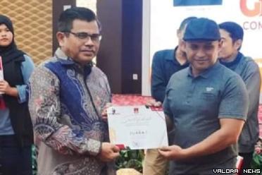 Sekda Bukittinggi, Martias Wanto menyerahkan penghargaan pada pemenang Photography Competition 2023 dengan tema 'Atraksi Budaya dan Kuliner Kota Bukittinggi,' Jumat malam. (hamriadi)