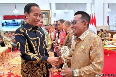 Bupati Tanah Datar, Eka Putra menerima penghargaan TPID Award 2023 dari Presiden Joko Widodo di Istana Negara, Kamis. (humas)