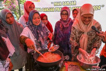 Ibu-ibu warga Komplek Kuala Nyiur II di Kelurahan Pasie Nan Tigo, sedang praktek pembuatan Bola Ayam Krispi yang dilatih Sukarelawan Mak Ganjar Sumatera Barat, Kamis (31/8/2023).