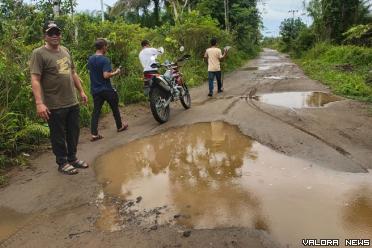 Jalan tanah disertai genangan di badan jalan, merupakan pemandangan sehari-hari di Jorong Katiagan, Nagari Katiagan, Kecamatan Kinali. (robi irwan)