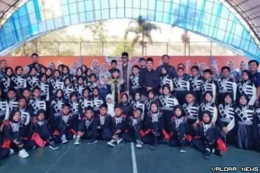 Wali Kota Bukittinggi, Erman Safar foto bersama dengan Team Marchingband Bahana Sarumpun Baniah usai gelar konser pamit di Gor Bermawi, Senin. (hamriadi)