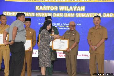 Sekda Agam, Edi Busti menerima penghargaan atas pendaftaran merek kolektif Nasai Kapau dari Dirjen Kekayaan Intelektual Kemenkumham, Min Usihen pada acara Klinik Kekayaan Intelektual Bergerak di Gedung Youth Center, di Padang, Selasa. (humas)