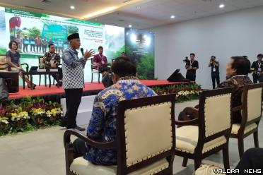 Gubernur Sumbar, Mahyeldi saat jadi narasumber penanggap pada talk show 'Prospek Multiusaha Rakyat Menuju Pembangunan Hijau," yang dihelat KLHK di Indonesia Arena Gelora Bung Karno, Sabtu. (humas)