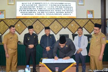 Ketua DPRD Padang, Syafrial Kani disaksikan Ekos Albar (Wawako Padang) dan unsur pimpinan lainnya, menandatangani berita acara persetujuan perubahan KUA PPAS Padang 2023, pada sidang paripuna, Senin. (humas)
