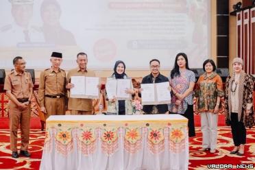 Bupati Pessel Rusma Yul Anwar bersama tiga lembaga pendidikan, yakni: TFI, LDB, dan YGB di Painan, usai menandatangani Kerjasama, Senin (18/09/2023). Foto: Dok Prokopim Setda Pessel
