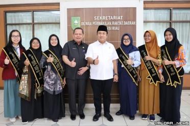 Ketua DPRD Riau, Yulisman didampingi Plh Sekretaris DPRD Riau, Khuzairi foto bersama dengan Parlemen Remaja utusan Riau, di Ruang Rapat Ketua DPRD, Kamis. (humas)