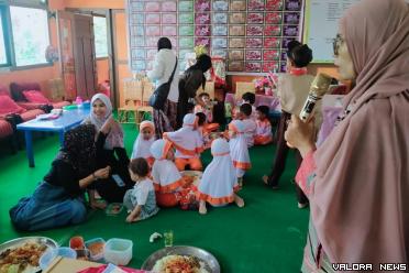 Kepala Sekolah TK Islam Al Wirdah, Syamsul Biani, disela kegiatan makan bajamba yang diikuti murid, guru dan orang tua, Sabtu. (hamriadi)